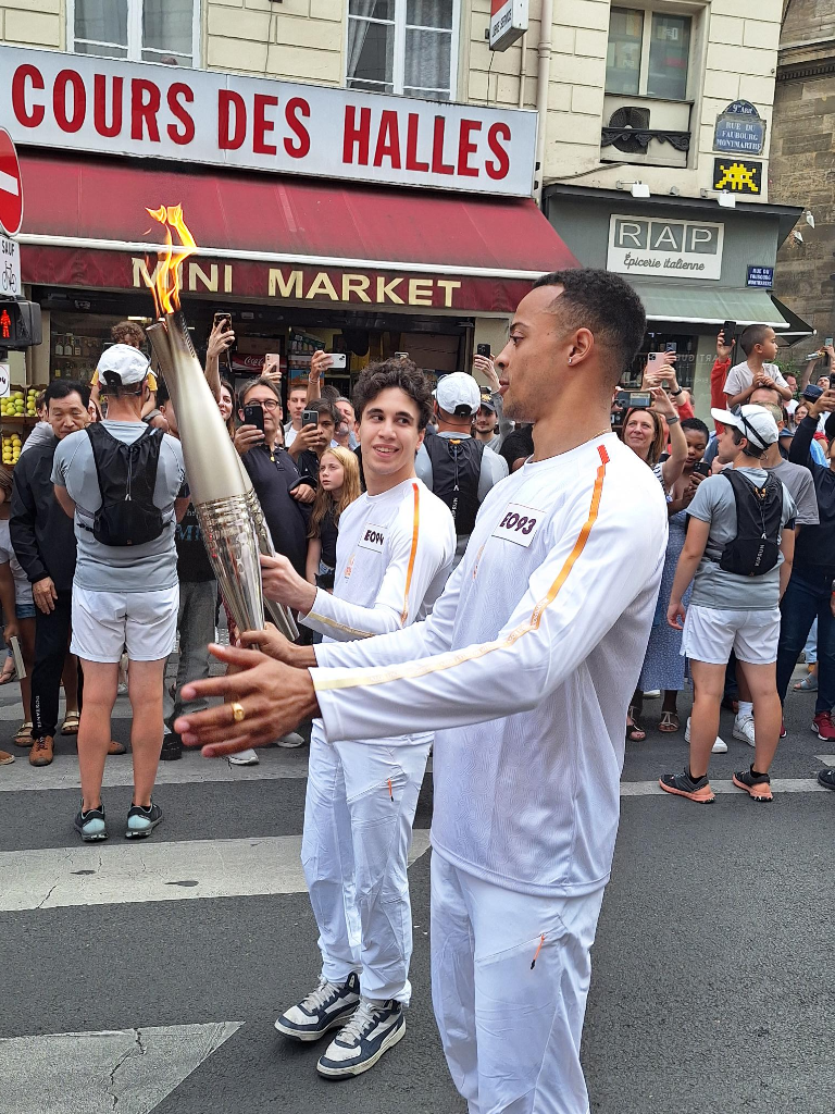 Le public attend le passage de la flamme