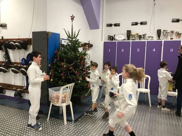 Préparation du sapin de Noël au club