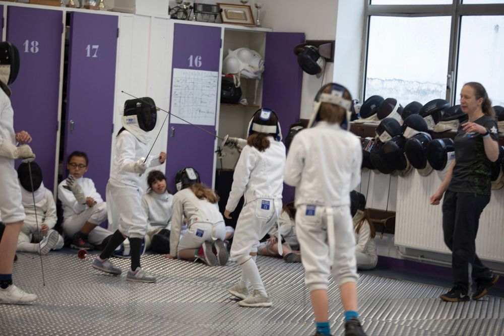 Cours de l'École d'escrime au club Paris TA